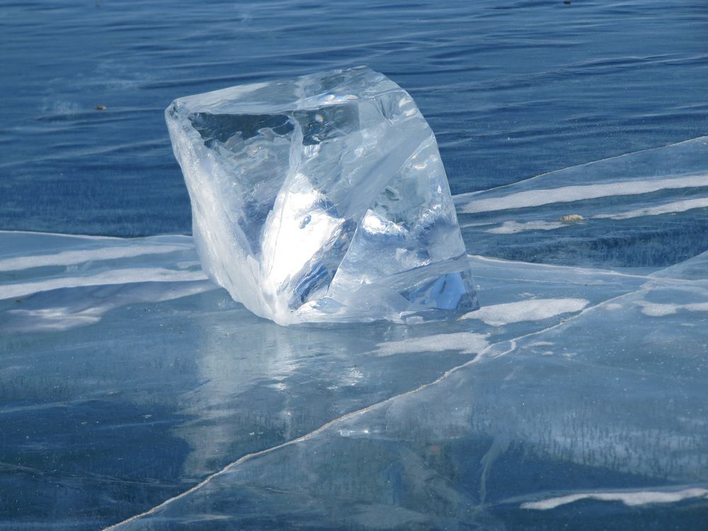 Лед 3 похожие. Ледяные Кристаллы. Дети на льду. Кристально прозрачный лед. Кусок льда.