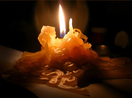 Нам воском плакала свеча...