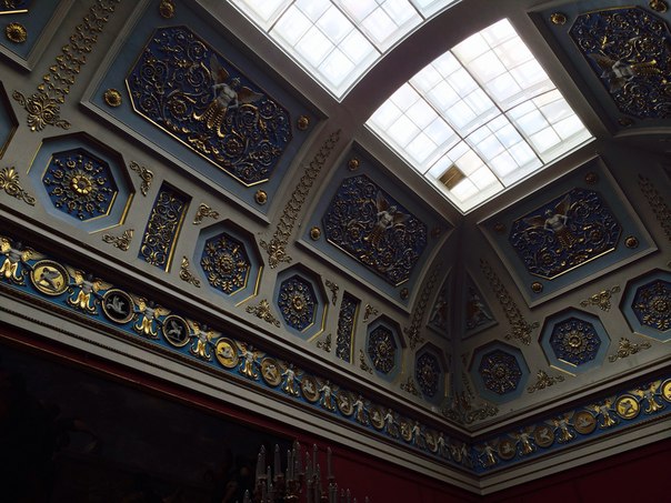 Нас поглощает холодная улица