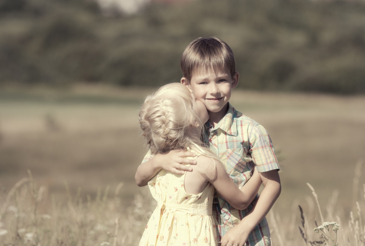 Непослушные брат и сестра. Мальчик обнимает девочку. Любовь между детьми. Мальчик и девочка любовь.