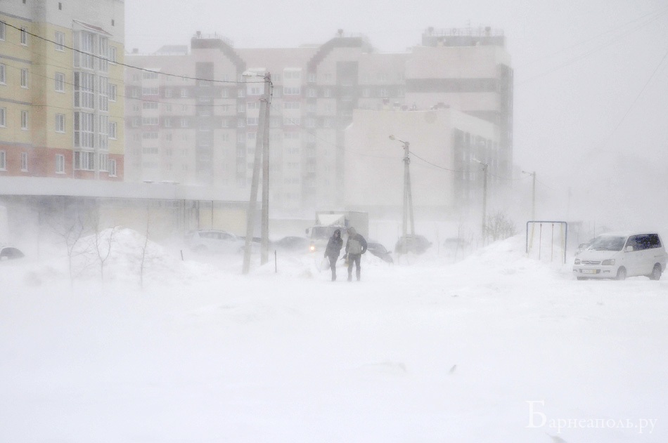 За меня споют темные дворами. Снежный Буран Оренбург Орск. Снежный Буран в городе. Снежный Буран за окном. Зимний Буран в городе России.