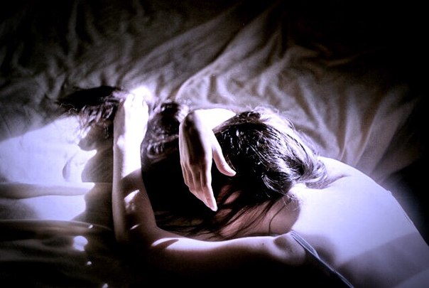 Утренняя усталость. Девушка проснулась. Девушка просыпается утром. Проснуться жалеть. Просыпаться рано.