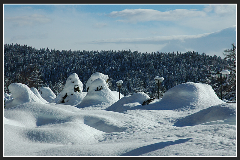 Огромные сугробы. Как вывезти снег со двора частного дома на машине. На чем вывозить снег со двора частного дома. 2 сугроба. Норильск зима 2008.