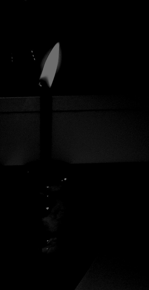 В кладовой же, как подарки, свечи темной стороны..