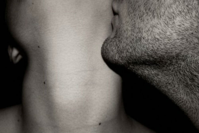 Поцелуй ниже живота. Целует в шею. Языком по шее. Страстный поцелуй в спину. Поцелуй щетина.
