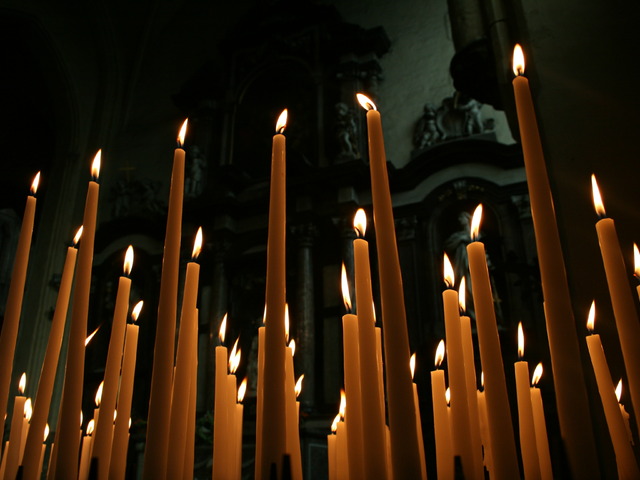 Я свечи во храме зажег