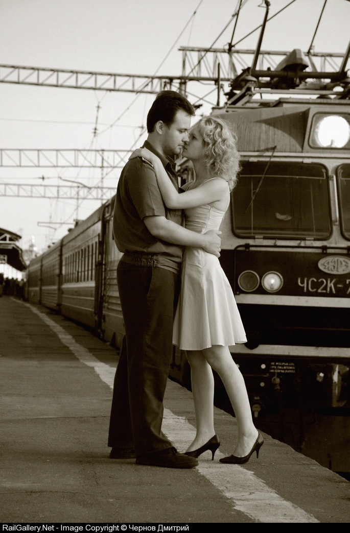 Обратимся к другой стороне. Встреча на перроне. Девушка провожает парня. Встреча влюбленных. Влюбленные на вокзале.