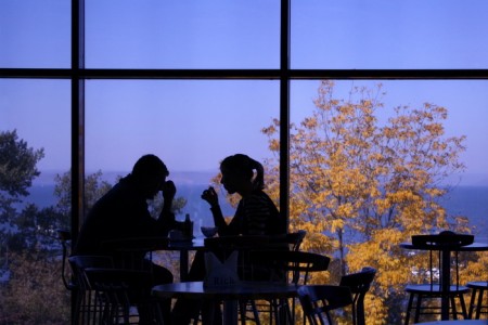 В кафе придорожном