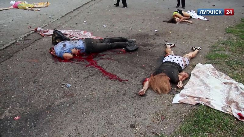 На траве. В крови. Порошенко, остановись