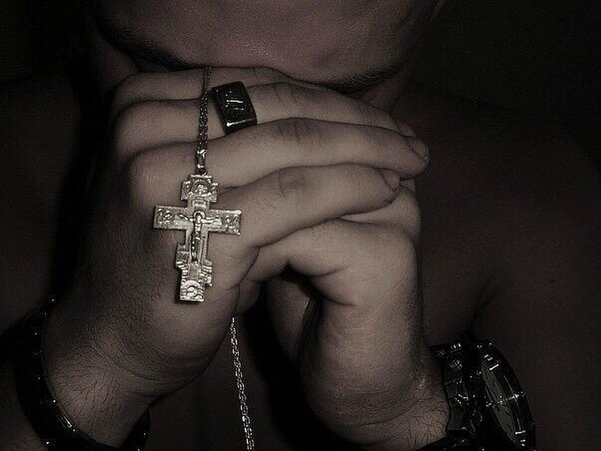 Ставить крест на человеке. Крестик в руке. Крест на руке. Православный крестик в руке.