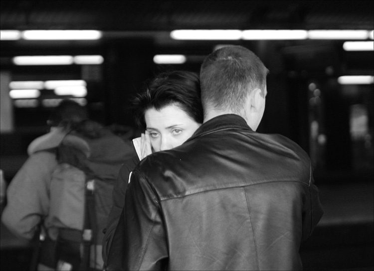 Дружба парня и девушки. Парень меня не провожает. Поцелуй на вокзале. Парень и девушка. Девушка провожает солдата на войну.