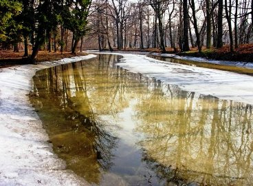 Ещё в полях белеет...