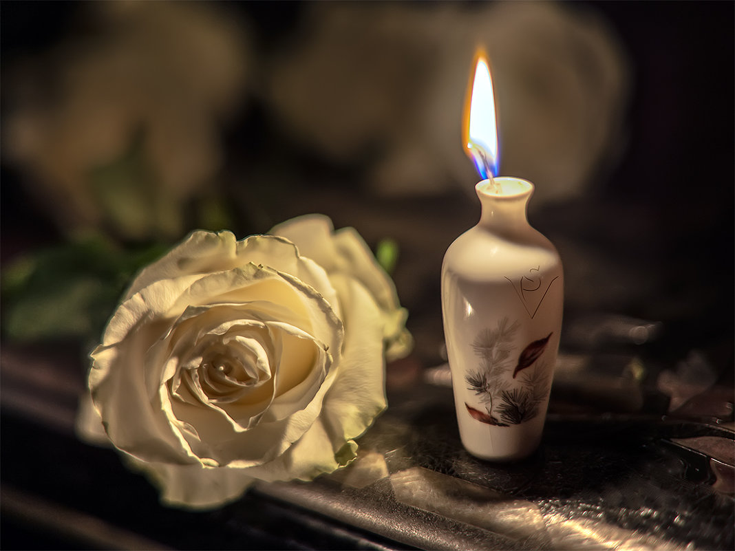 Свеча печали. Цветы и свечи. Свеча и цветы скорби. Розы и свечи. Свечи скорби красивые.