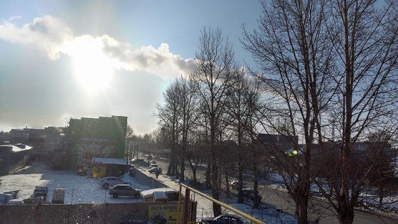 В воздухе тысячи искринок-снежинок