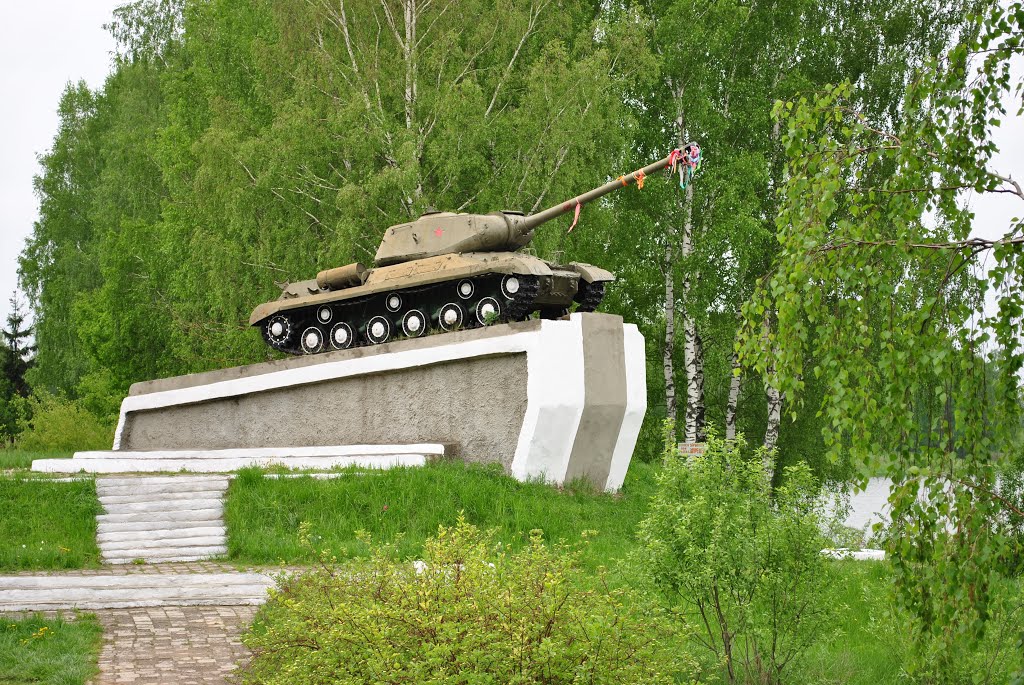 Работа в дубровке брянская область. Памятник танкистам Брянск. Танк т 34 Кантемировка. Танк т 34 Фокинский район. Демешково памятник танкистам.