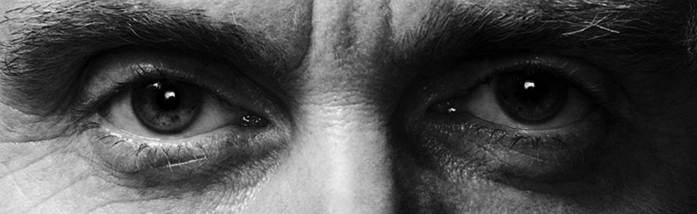 злые глаза человека. женщина с грустными глазами. глаза мужские. долорес глокнер сверхъестественное. оранжевые глаза.