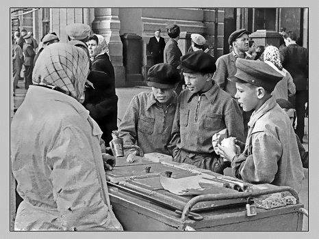 Всё в память ушло дворами...