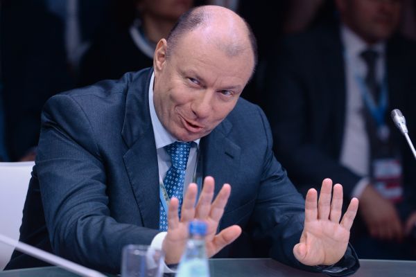 От всех... отгородился...