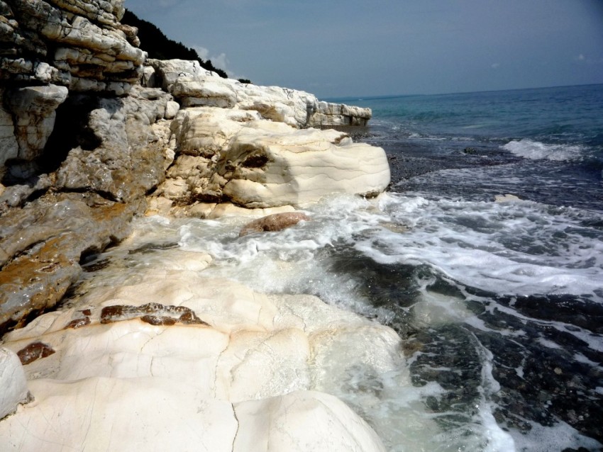 Пляж белые скалы в абхазии