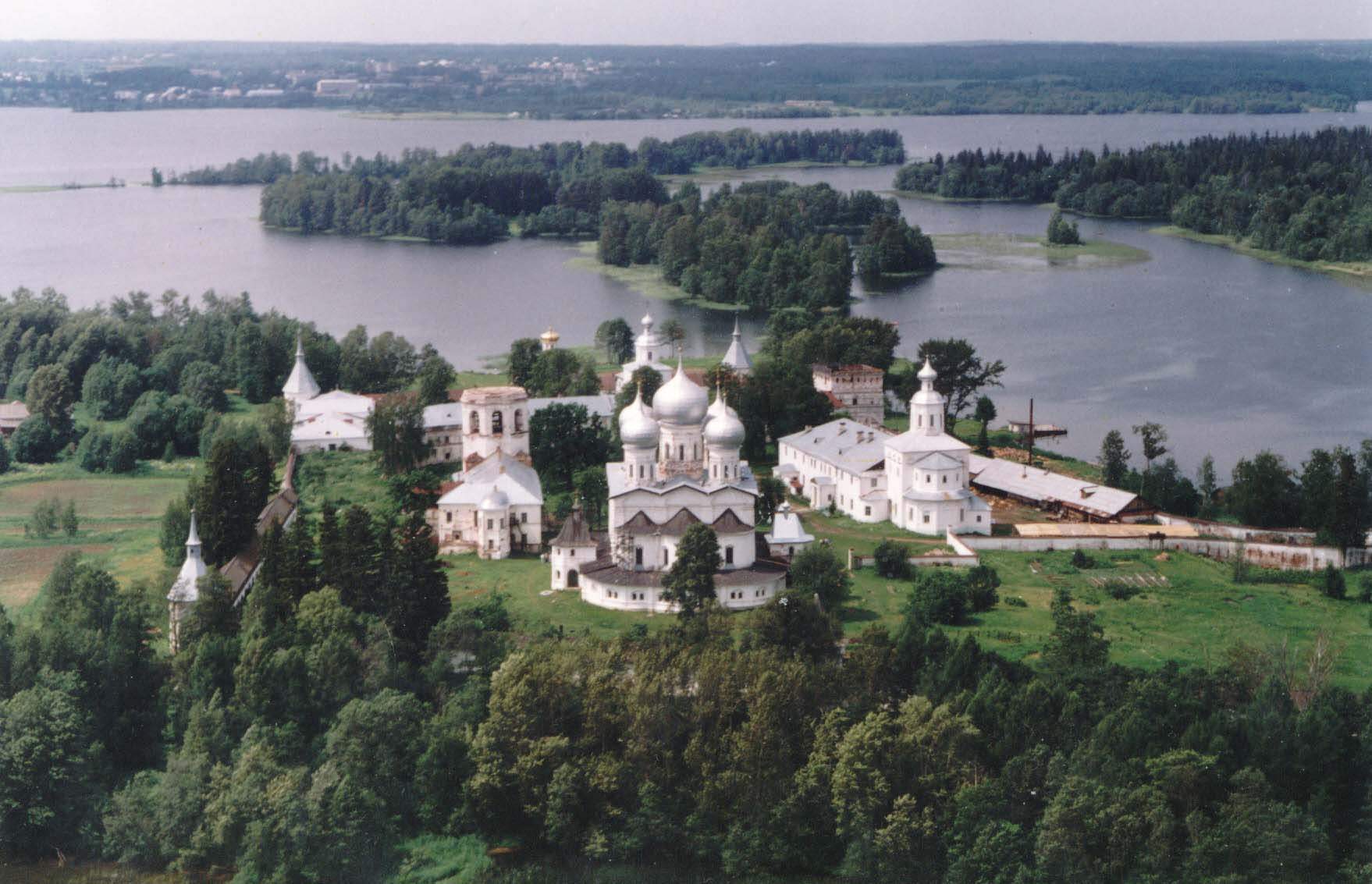 Великий храм природы. Иверский монастырь на Валдае на озере. Валдай Великий Новгород монастырь. Иверский монастырь Великий Новгород. Валдайская возвышенность Валдай.