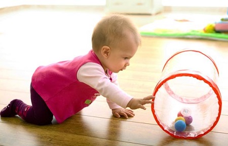 Лара ползает