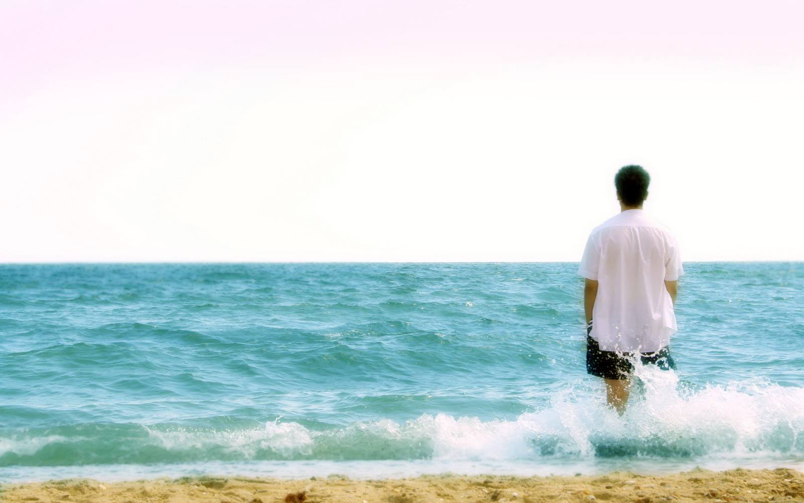 Человека сидящего у моря