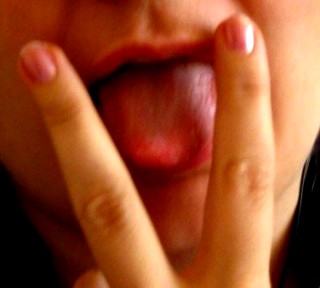 Лижу мужу пальцы. Два пальца и язык. Язык между пальцев. Язычок девушки без лица. Девушка язык между пальцев.