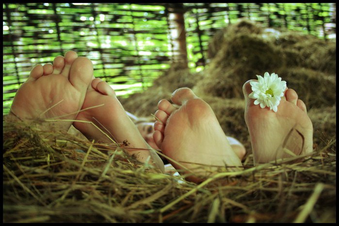 С разорванной штаниной