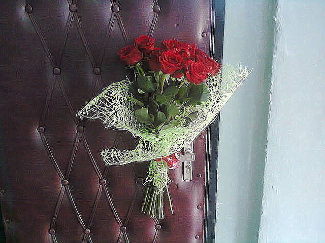 Нет! Так не дарят женщинам цветы!