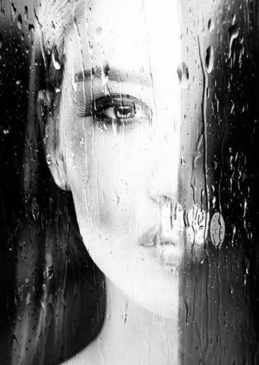 Мокрыми глазами песня. Картина лицо девушки. Девушка за мокрым стеклом. Женщина дождя. Лицо девушки за стеклом.