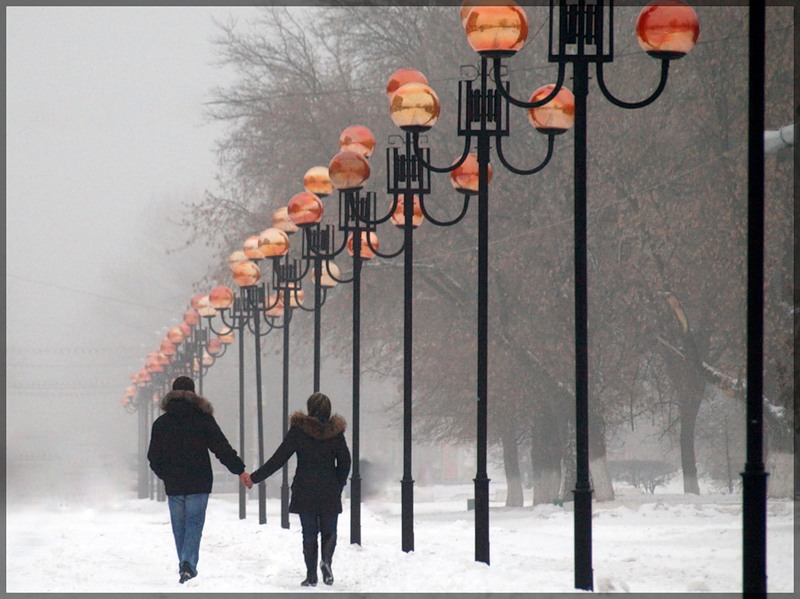 снег шел рядом. снег шел рядом. влюбленные зимой. зимний поцелуй. мужчина и женщина зимой.