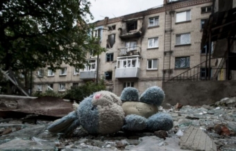 Играют мужчины в солдатиков...