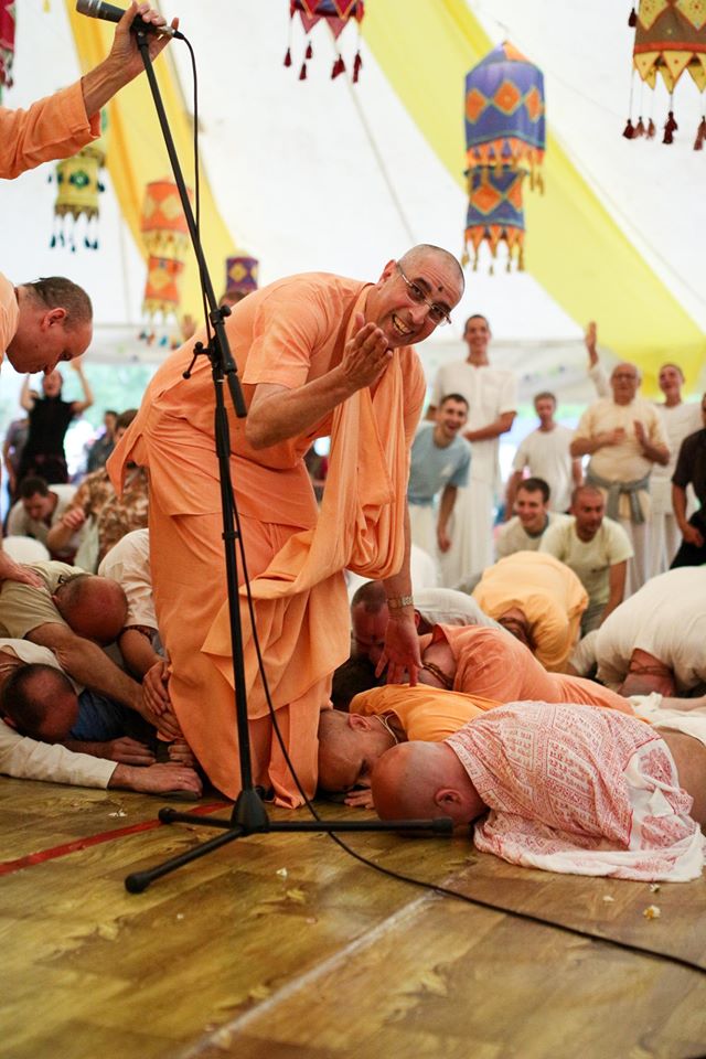 Подношение на вьсапуджу Ниранджана Свами 10