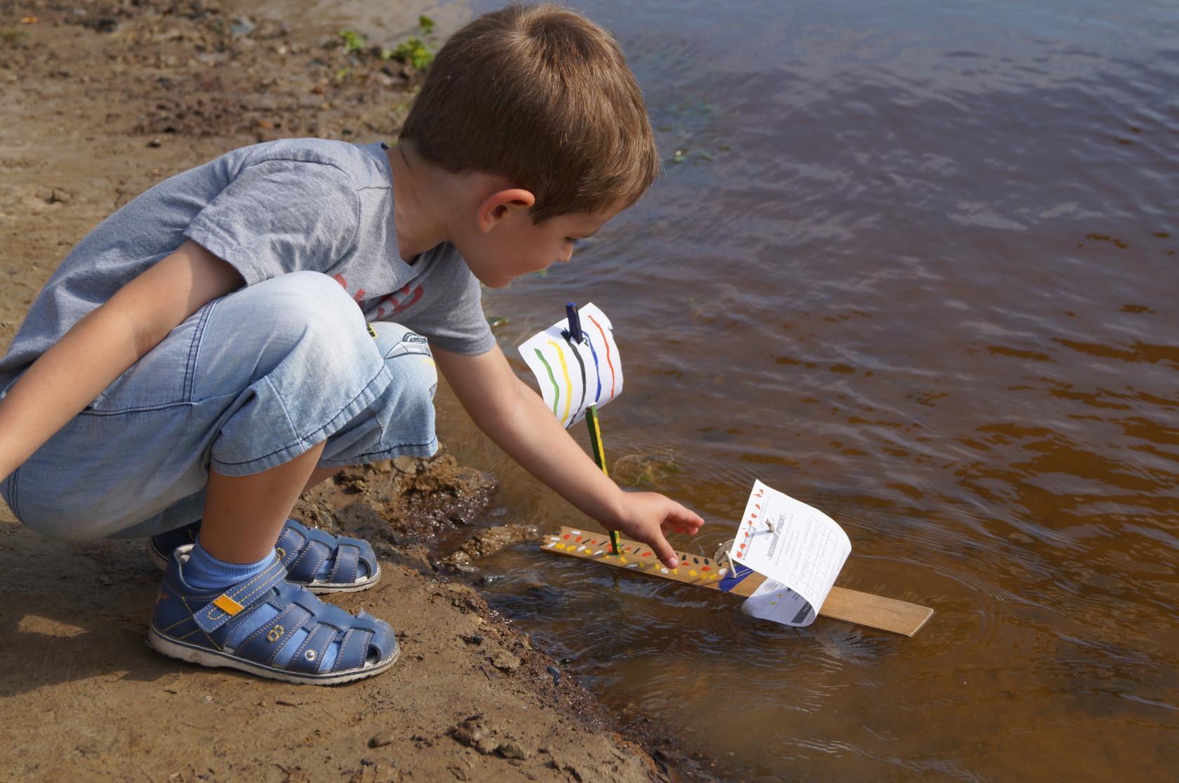 смастерил внучок кораблик