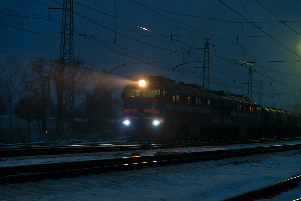 Поезд едет вечером. Ночной поезд. Поезд ночью. Поезд вечером. Поезд едет ночью.