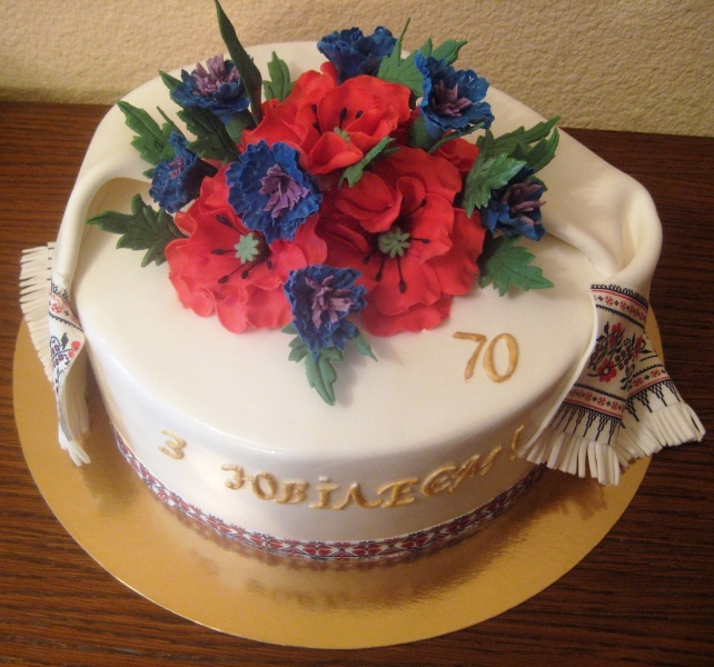 Торт на юбилей маме 70. Торт для мамы. Торт на юбилей. Украшение торта на 70 лет. Торты на день рождения женщине 70.
