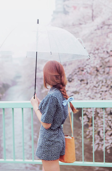 Задувает за воротник