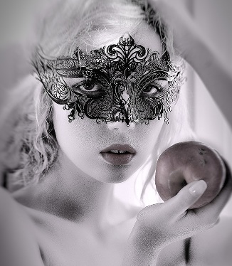 И мечта отраженьем далёкая!