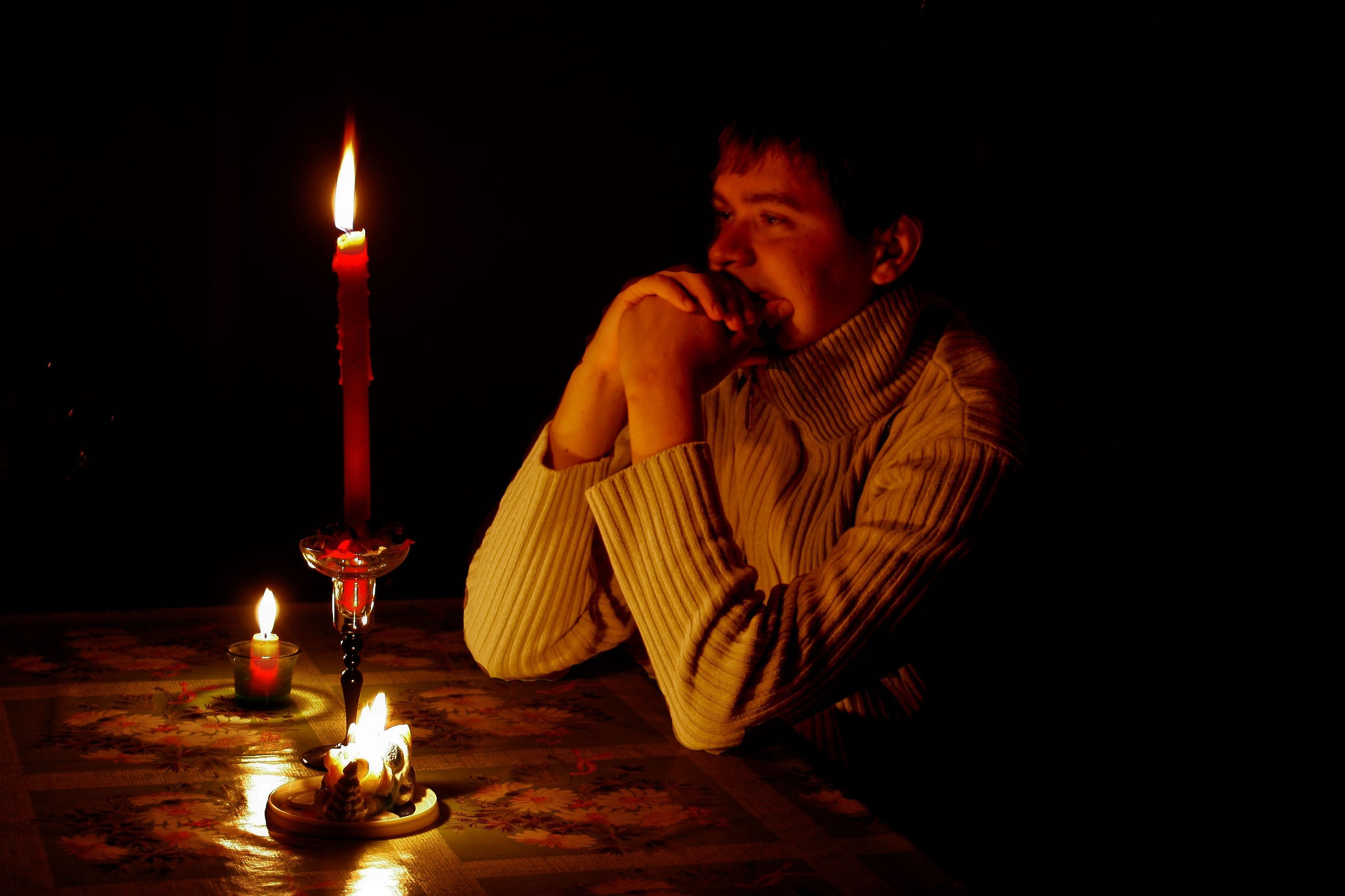 Песня на столе коньяк и свечи догорают. Человек со свечой. Мужчина со свечкой. Человек со свечой в темноте. Парень со свечей.