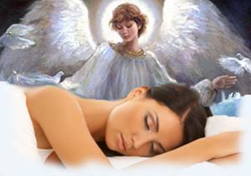 Сон видеть святого. Небесные ангелы. Ангел хранитель женщина. Ангел спящий. Ангел охраняет сон.
