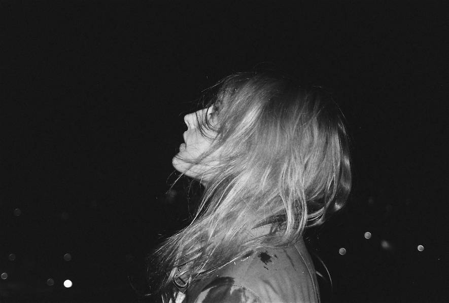 Фото девушки блондинки в темноте со спины