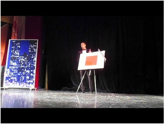 Новая карта России в руках иллюзиониста