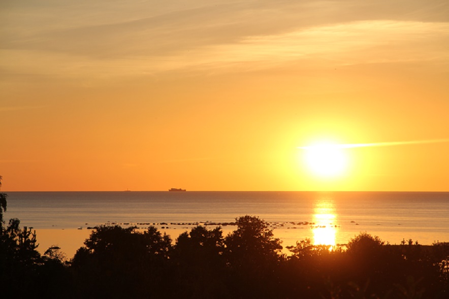 Свет Солнца оттеняет жизни монолит