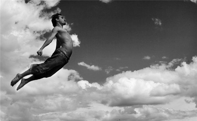 Человек прыгает. Девушки летающие в воздухе. Девушка летает. Девушка летает. Летающий человек.