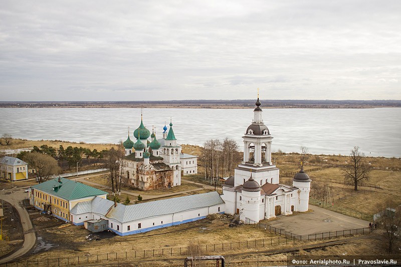 Но спит ещё река, засоня
