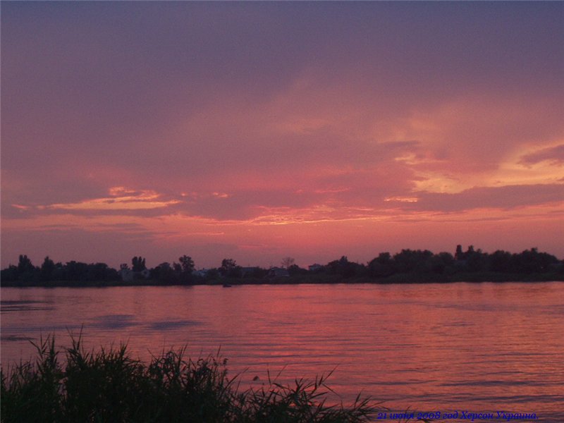 Малиновым цветом