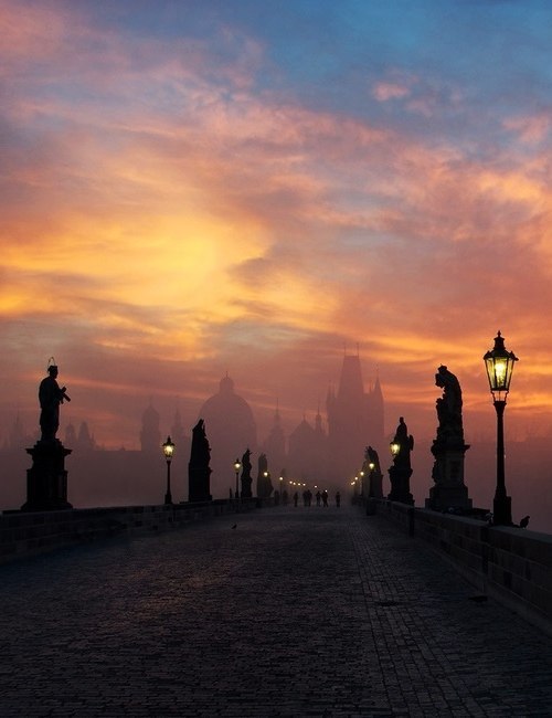 Улица, лица мешают забыться