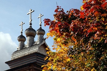 Золотом осенних куполов
