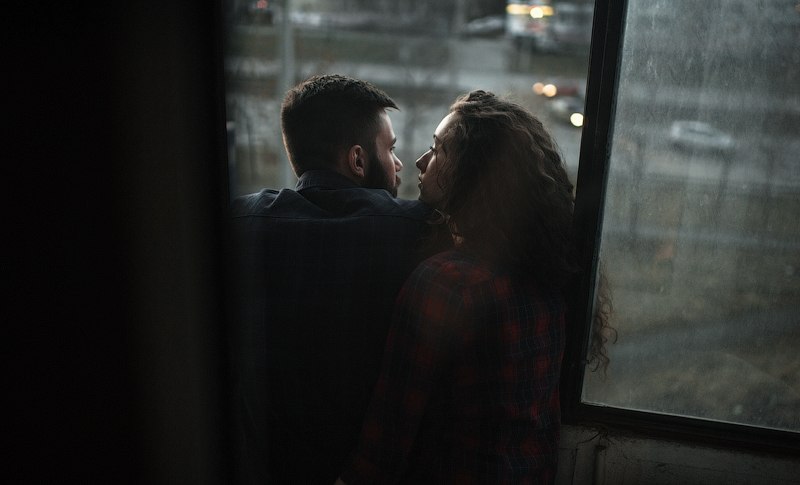 На землю легла печаль