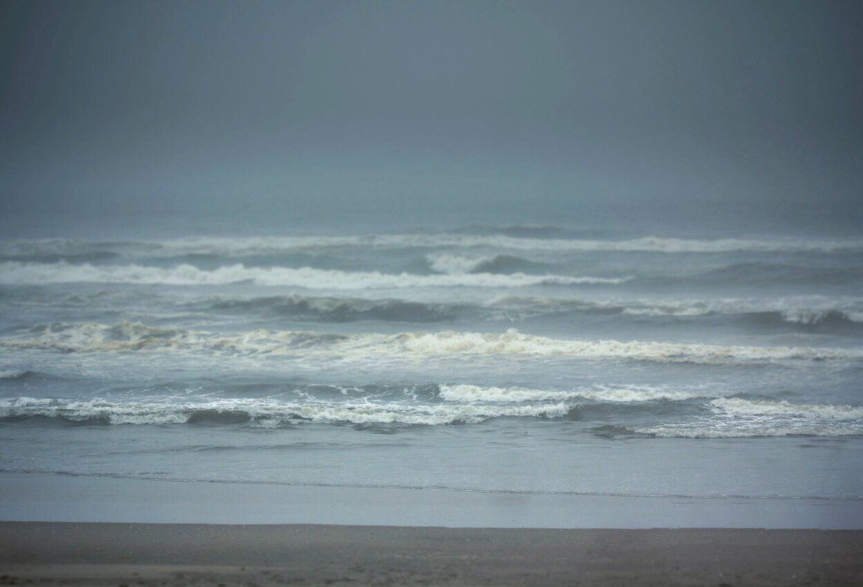 Грустью море не. Море одиночество. Одинокий человек на берегу. Одинокий человек у моря. Одиночество на берегу.